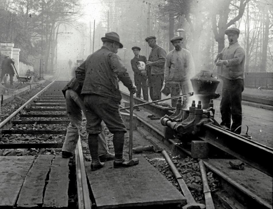 Bergen Sporvei i arbeid i Kalfarveien. Bildet er fra før 1920. 
