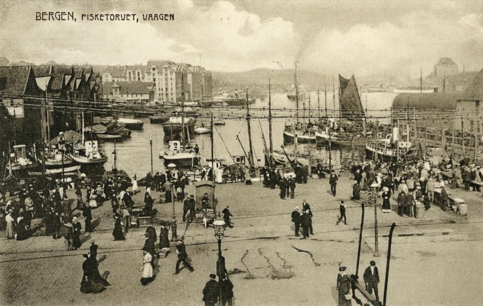 UNDER EGET FLAGG: Det finnes en ambivalens mot det nasjonale i Bergen. Det er bare her vi kan finne på å si at vi ikke er fra Norge. Opprinnelsen til uttrykket skal være fra 1600-tallet. Bergenske skip seilte med en egen variant av det danske flagget. Av andre båter ble det sagt at de ikke var norsk, men fra Bergen siden de førte eget flagg. Bildet viser Fisketorget og Vågen rundt 1910-1915 med flere skip liggende til kai – uvisst med hvilket flagg.