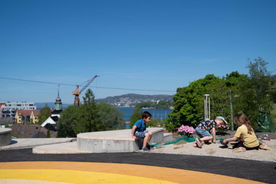 Utsikter mot Kirkebukten fra Damsgård lekeplass.